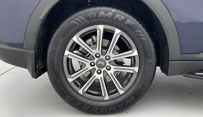 2021 Mahindra XUV700 AX 7 LUXURY P AT 7 STR, Petrol, Automatic, 9,178 km, Right Rear Wheel