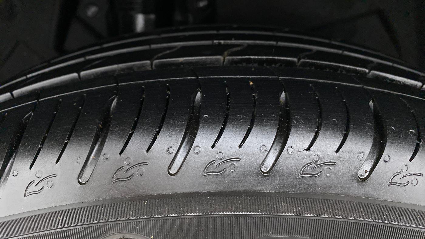 2021 Mahindra XUV700 AX 7 LUXURY P AT 7 STR, Petrol, Automatic, 9,178 km, Right Rear Tyre Tread