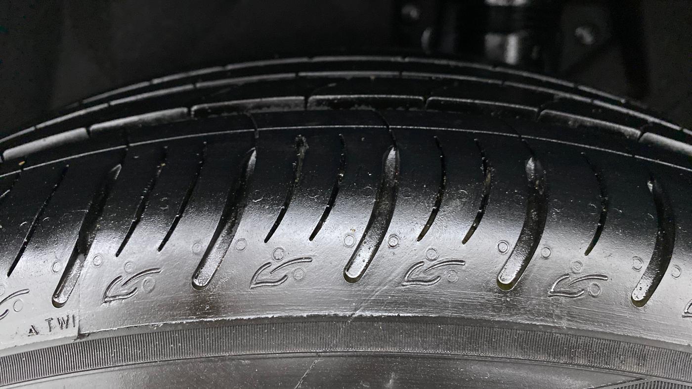 2021 Mahindra XUV700 AX 7 LUXURY P AT 7 STR, Petrol, Automatic, 9,178 km, Left Rear Tyre Tread