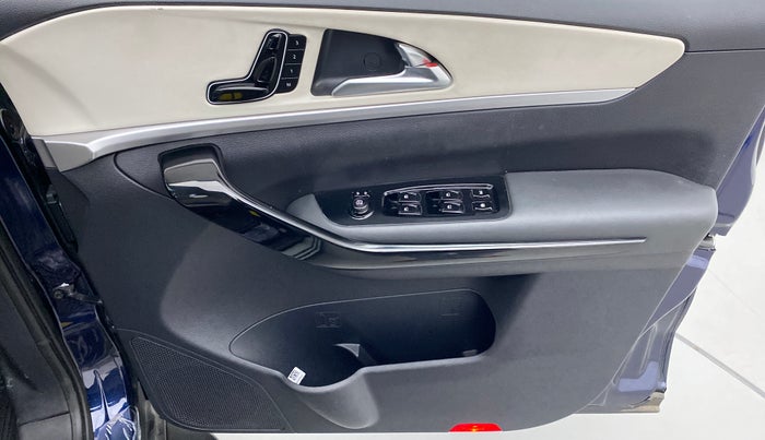 2021 Mahindra XUV700 AX 7 LUXURY P AT 7 STR, Petrol, Automatic, 9,178 km, Driver Side Door Panels Control