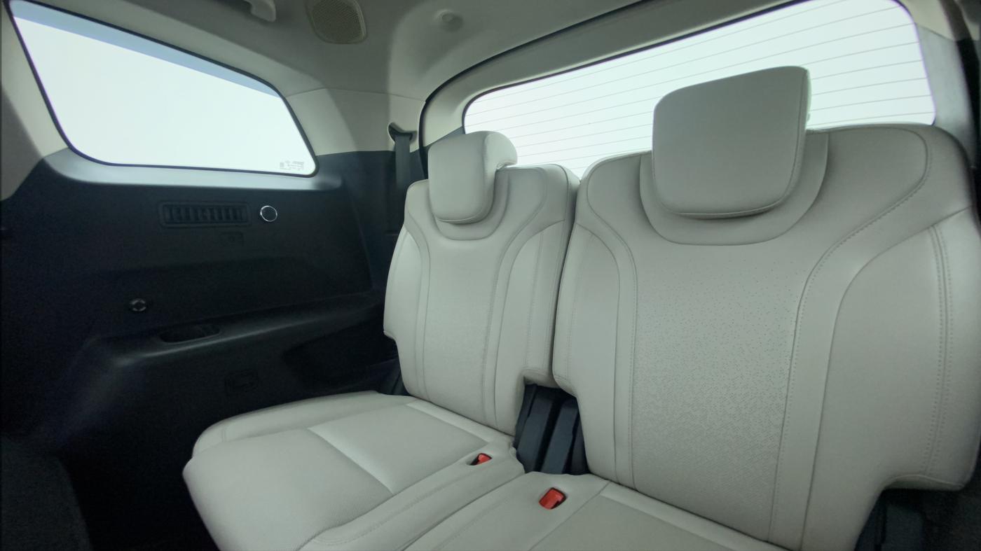 2021 Mahindra XUV700 AX 7 LUXURY P AT 7 STR, Petrol, Automatic, 9,178 km, Third Seat Row ( optional )