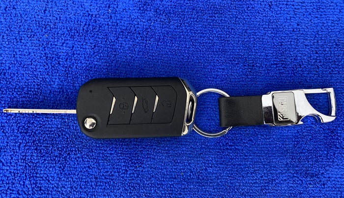 2021 Mahindra XUV700 AX 7 LUXURY P AT 7 STR, Petrol, Automatic, 9,178 km, Key Close Up