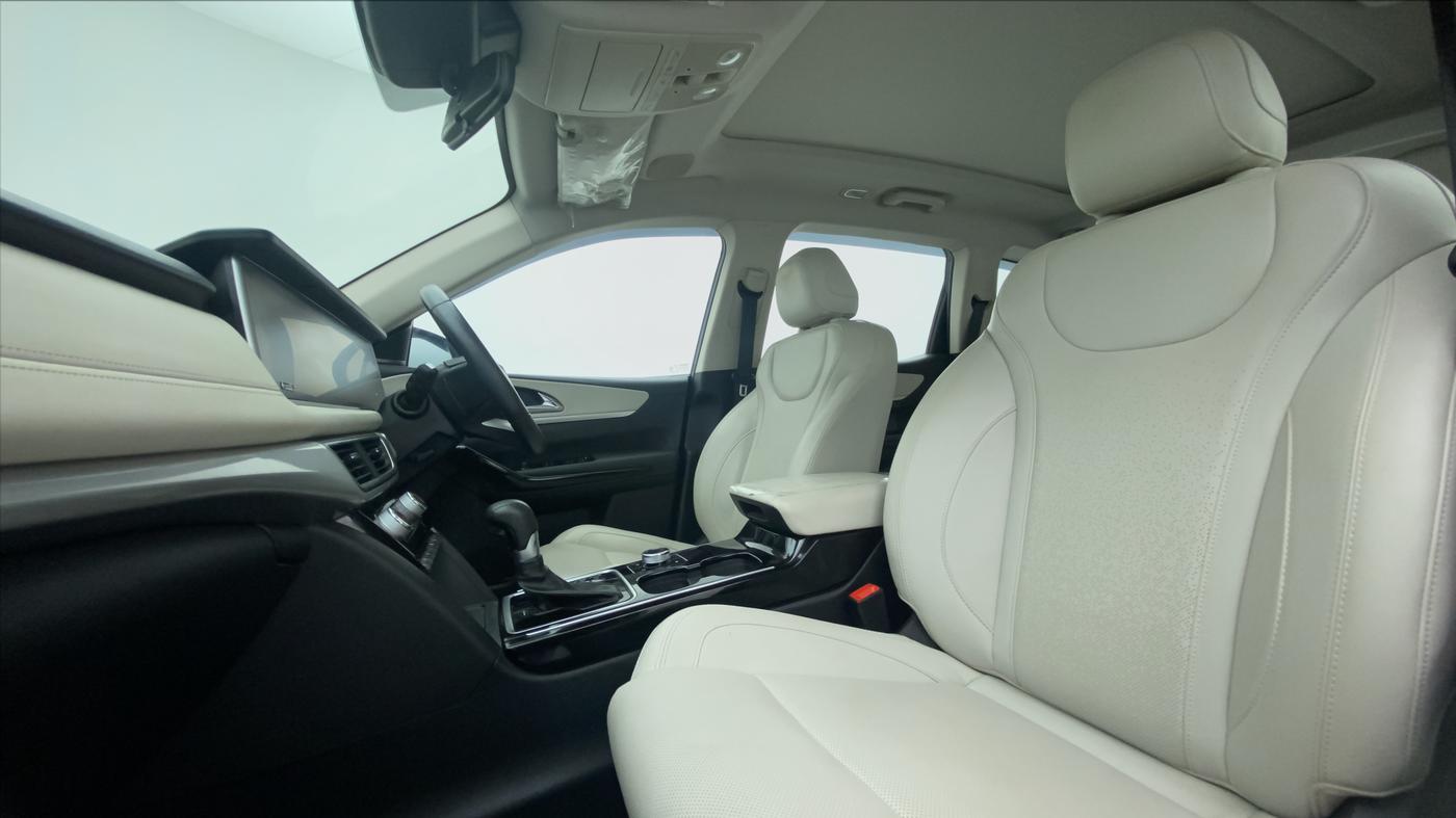 2021 Mahindra XUV700 AX 7 LUXURY P AT 7 STR, Petrol, Automatic, 9,178 km, Right Side Front Door Cabin
