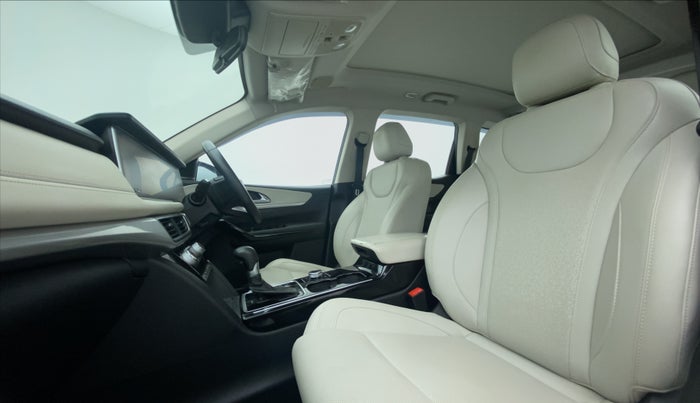 2021 Mahindra XUV700 AX 7 LUXURY P AT 7 STR, Petrol, Automatic, 9,178 km, Right Side Front Door Cabin