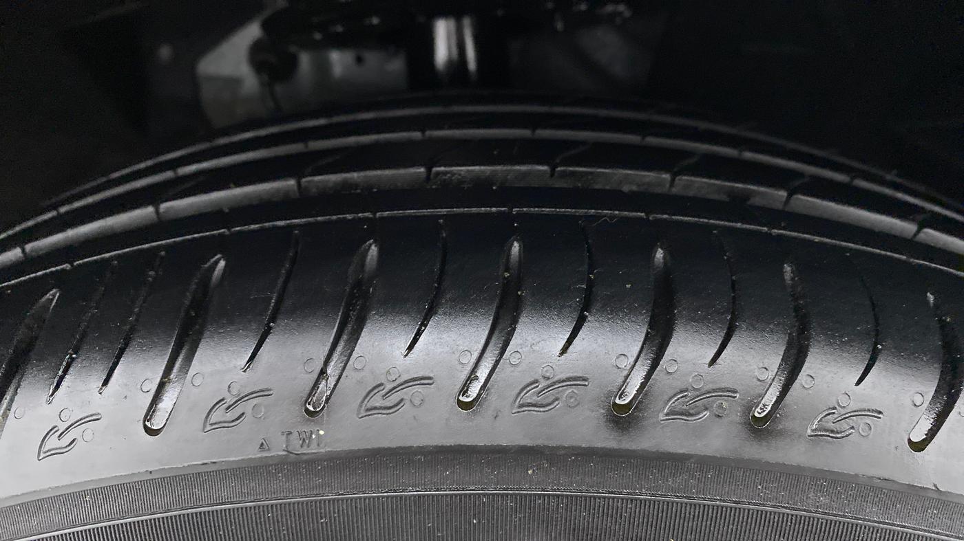 2021 Mahindra XUV700 AX 7 LUXURY P AT 7 STR, Petrol, Automatic, 9,178 km, Right Front Tyre Tread