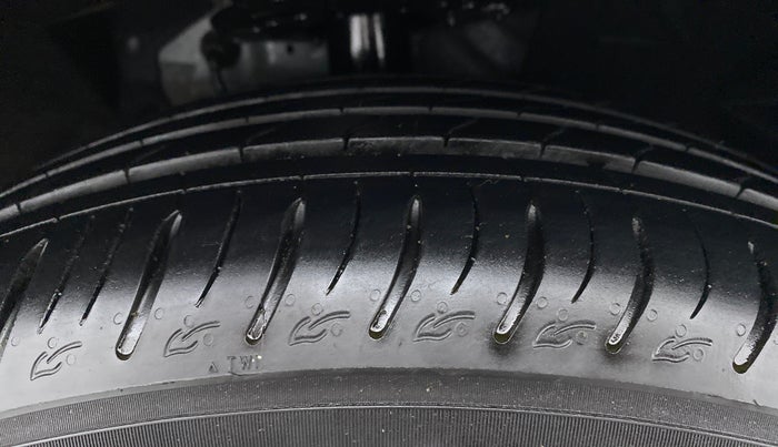 2021 Mahindra XUV700 AX 7 LUXURY P AT 7 STR, Petrol, Automatic, 9,178 km, Right Front Tyre Tread