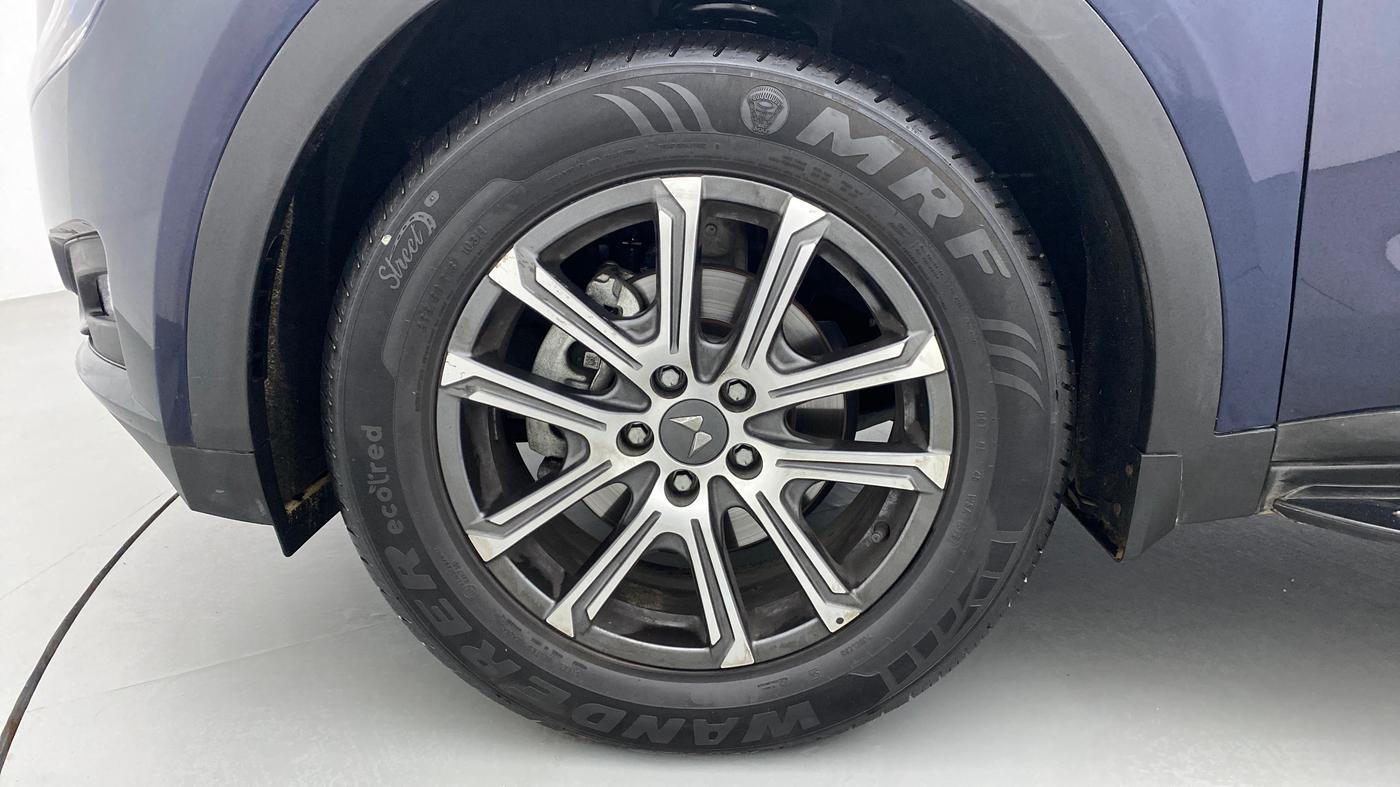 2021 Mahindra XUV700 AX 7 LUXURY P AT 7 STR, Petrol, Automatic, 9,178 km, Left Front Wheel