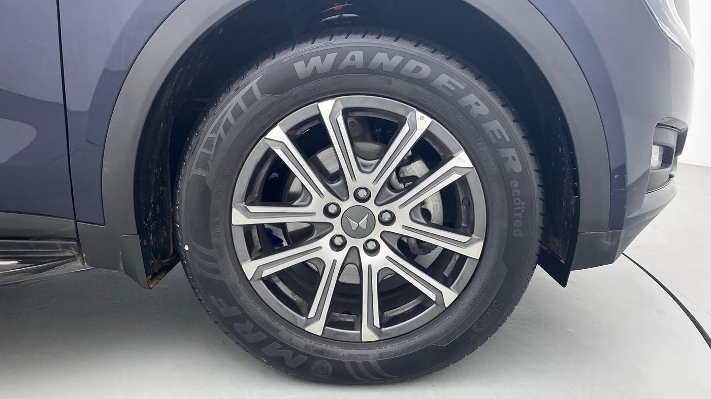2021 Mahindra XUV700 AX 7 LUXURY P AT 7 STR, Petrol, Automatic, 9,178 km, Right Front Wheel