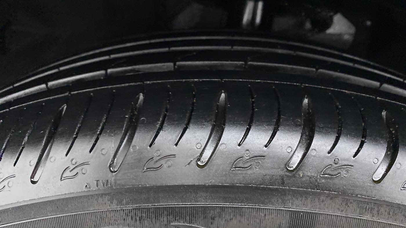 2021 Mahindra XUV700 AX 7 LUXURY P AT 7 STR, Petrol, Automatic, 9,178 km, Left Front Tyre Tread