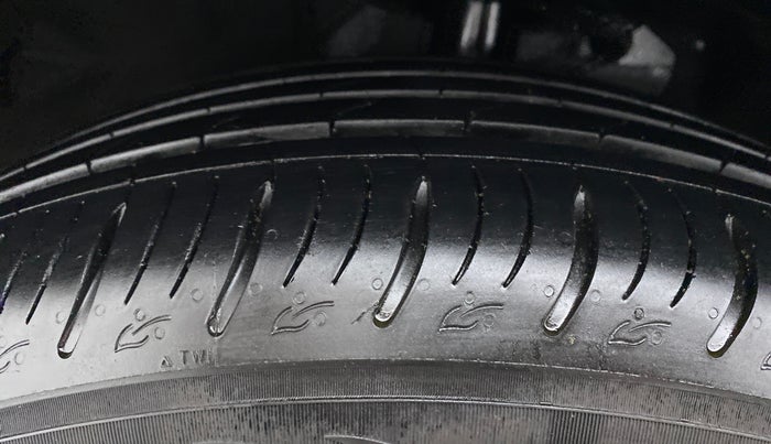 2021 Mahindra XUV700 AX 7 LUXURY P AT 7 STR, Petrol, Automatic, 9,178 km, Left Front Tyre Tread
