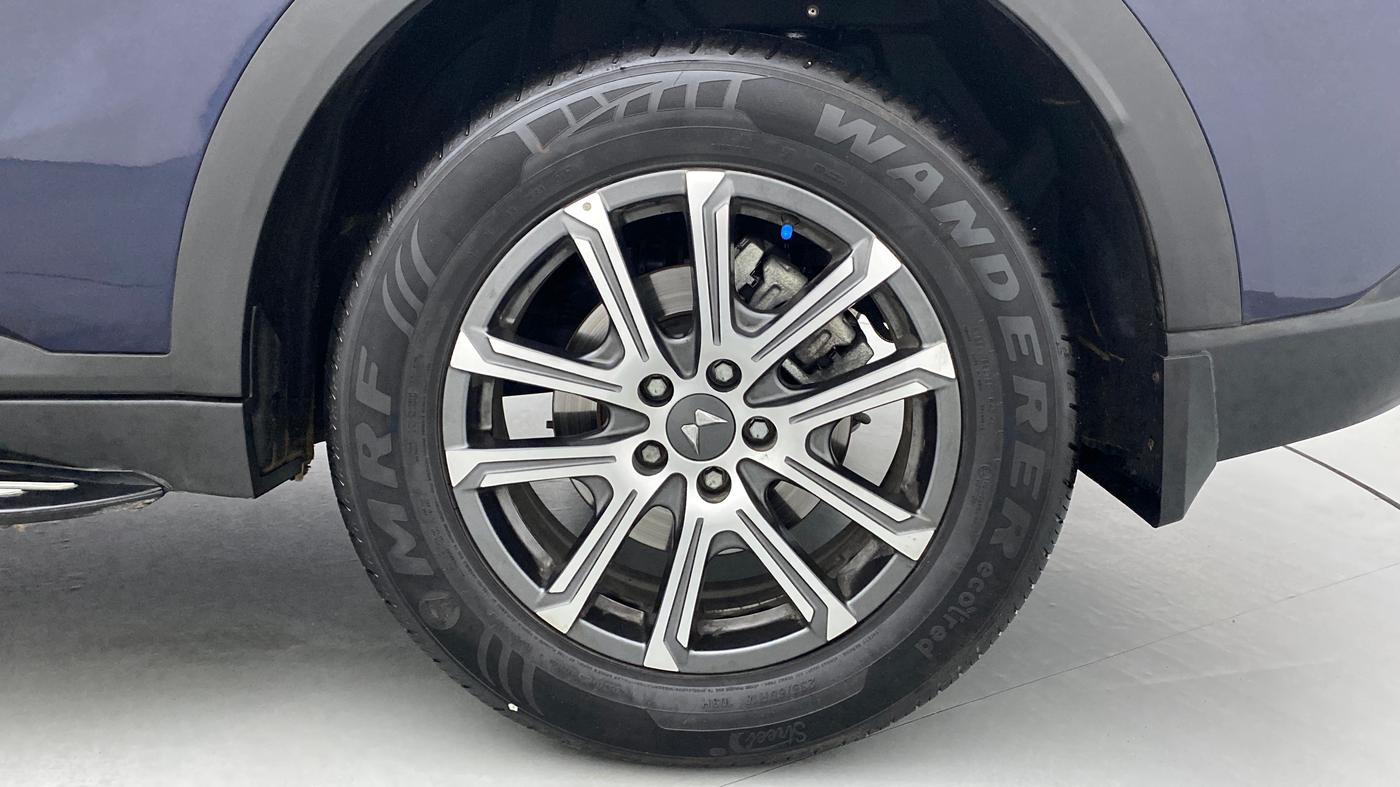 2021 Mahindra XUV700 AX 7 LUXURY P AT 7 STR, Petrol, Automatic, 9,178 km, Left Rear Wheel