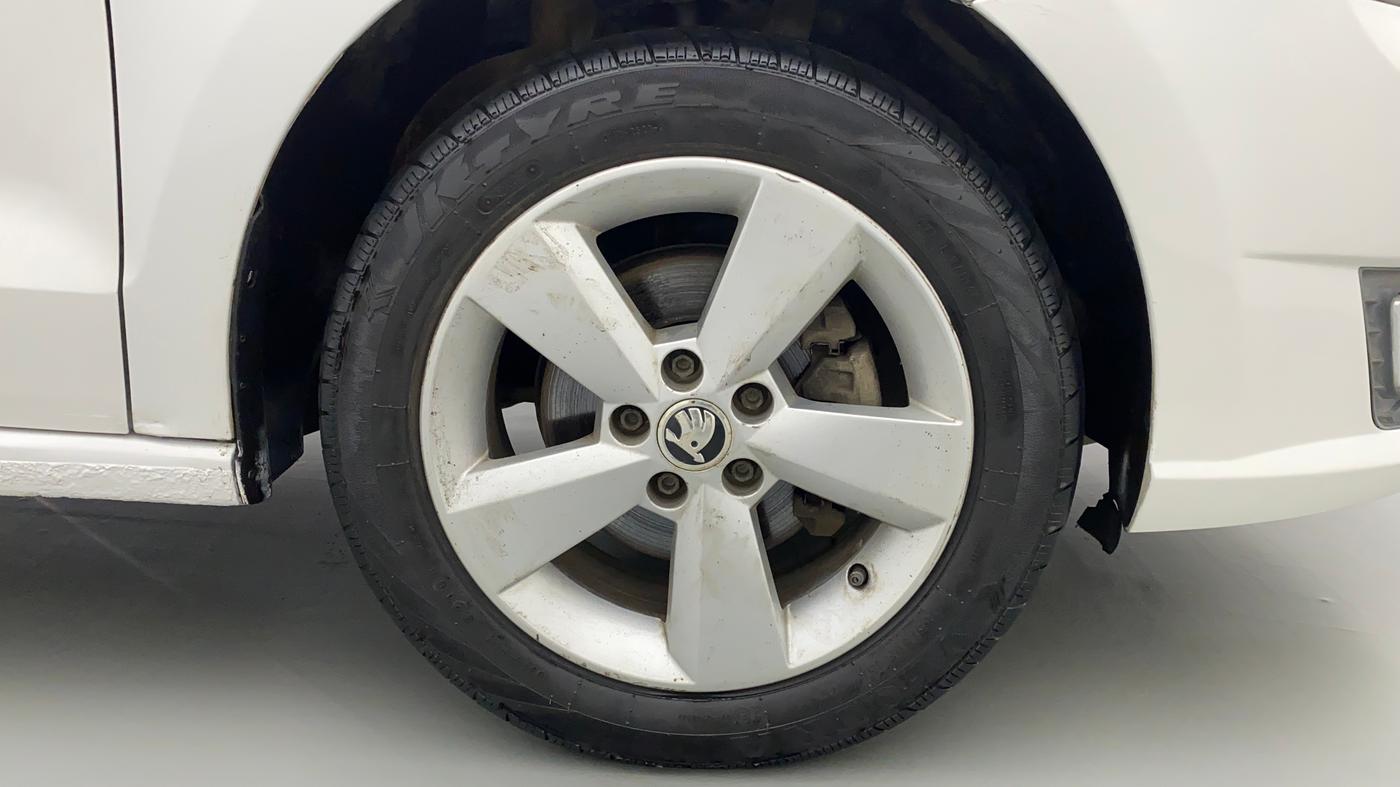 2017 Skoda Rapid 1.5 TDI AT AMBITION, Diesel, Automatic, 40,516 km, Right Front Wheel