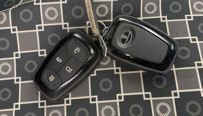 2022 Tata NEXON XZA PLUS DIESEL, Diesel, Automatic, 1,00,079 km, Key Close Up