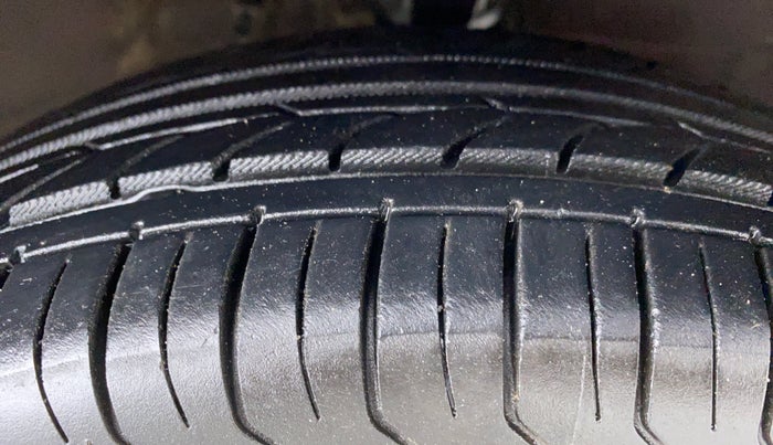 2016 Hyundai i10 SPORTZ 1.1 IRDE2, Petrol, Manual, 45,970 km, Right Front Tyre Tread