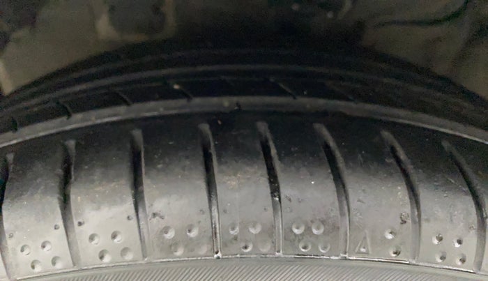 2011 Hyundai Verna FLUIDIC 1.6 VTVT EX, Petrol, Manual, 63,090 km, Left Front Tyre Tread
