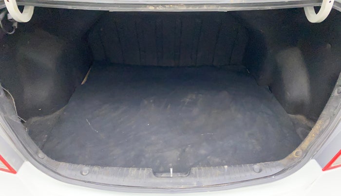 2011 Hyundai Verna FLUIDIC 1.6 VTVT EX, Petrol, Manual, 63,090 km, Boot Inside
