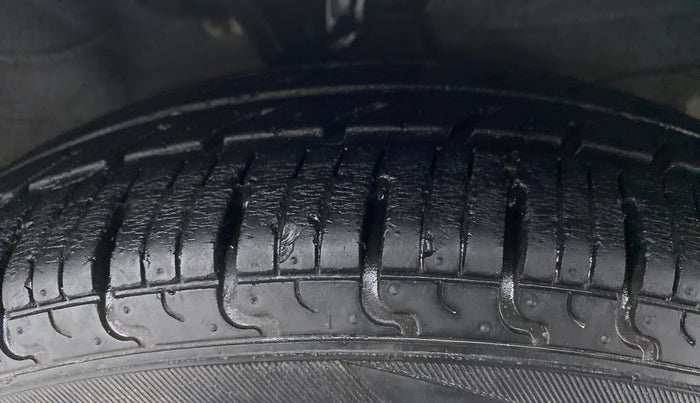 2011 Hyundai i10 ERA 1.1 IRDE, CNG, Manual, 53,603 km, Right Front Tyre Tread