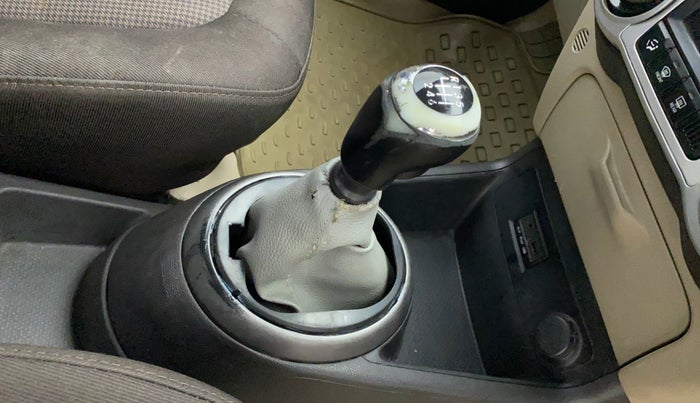 2013 Hyundai i20 SPORTZ 1.4 CRDI, Diesel, Manual, 1,15,441 km, Gear lever - Boot cover slightly torn