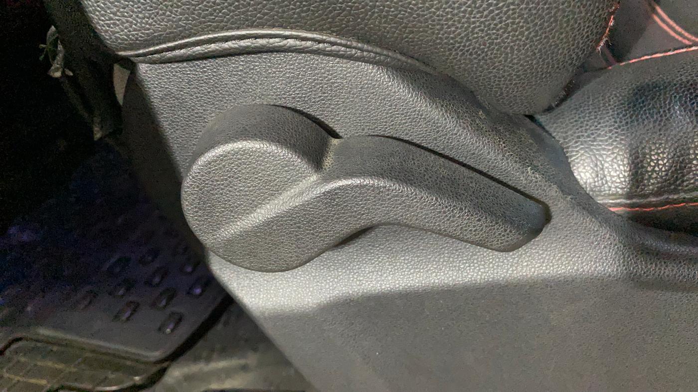 2018 Mahindra MARAZZO M2 8 STR, Diesel, Manual, 73,171 km, Driver Side Adjustment Panel