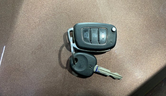 2021 Hyundai AURA S 1.2 CNG, CNG, Manual, 74,601 km, Key Close Up