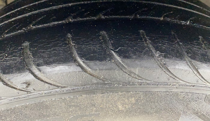 2018 Ford Figo Aspire TITANIUM 1.2 PETROL, Petrol, Manual, 44,995 km, Left Front Tyre Tread