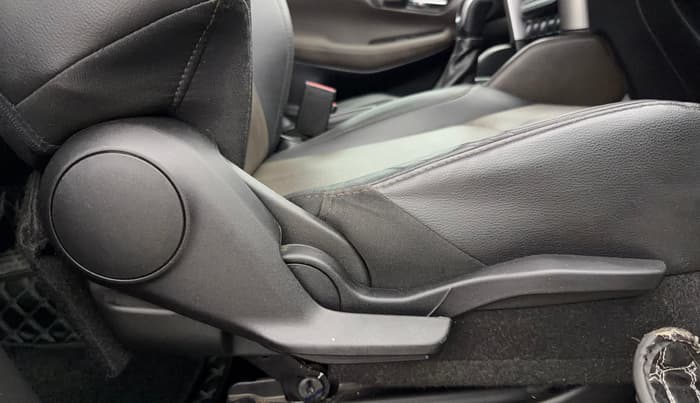 2024 Toyota URBAN CRUISER HYRYDER V HYBRID, Hybrid, Automatic, 30,657 km, Driver Side Adjustment Panel