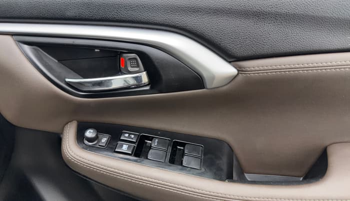 2024 Toyota URBAN CRUISER HYRYDER V HYBRID, Hybrid, Automatic, 30,657 km, Driver Side Door Panels Control