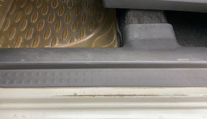 2010 Maruti Swift Dzire VDI, Diesel, Manual, 68,653 km, Left running board - Slight discoloration