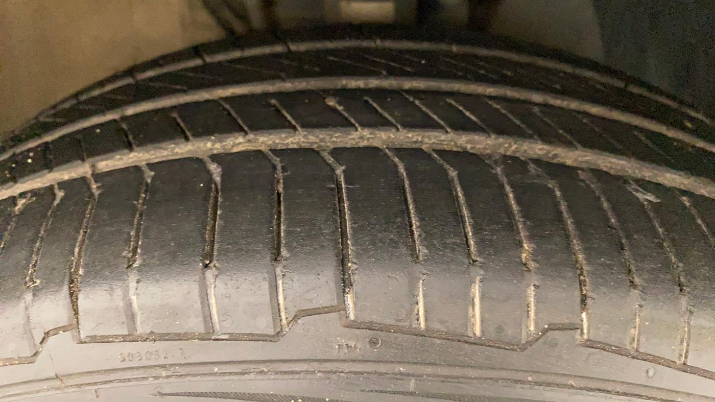 2017 Volkswagen Vento HIGHLINE PLUS 1.2 AT 16 ALLOY, Petrol, Automatic, 24,543 km, Right Front Tyre Tread