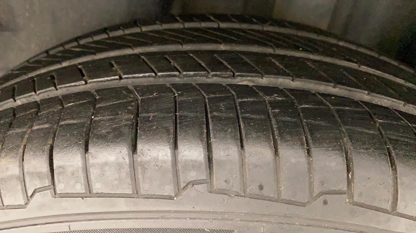 2017 Volkswagen Vento HIGHLINE PLUS 1.2 AT 16 ALLOY, Petrol, Automatic, 24,543 km, Left Rear Tyre Tread