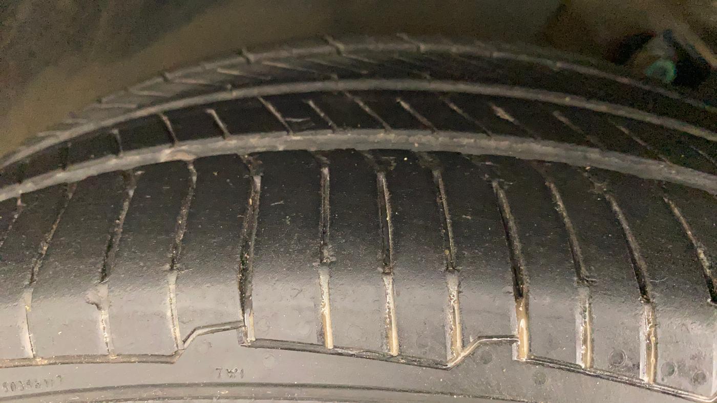 2017 Volkswagen Vento HIGHLINE PLUS 1.2 AT 16 ALLOY, Petrol, Automatic, 24,543 km, Left Front Tyre Tread