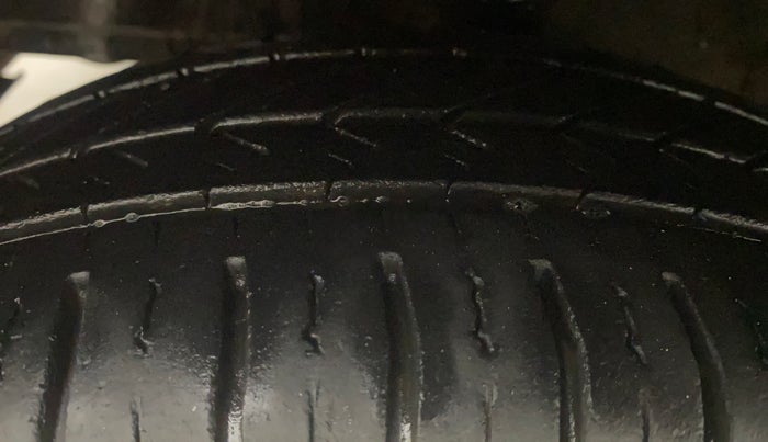 2017 Hyundai Eon SPORTZ, Petrol, Manual, 16,551 km, Left Front Tyre Tread