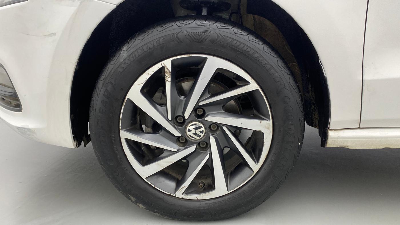 2017 Volkswagen Polo COMFORTLINE 1.2L, Petrol, Manual, 83,579 km, Left Front Wheel