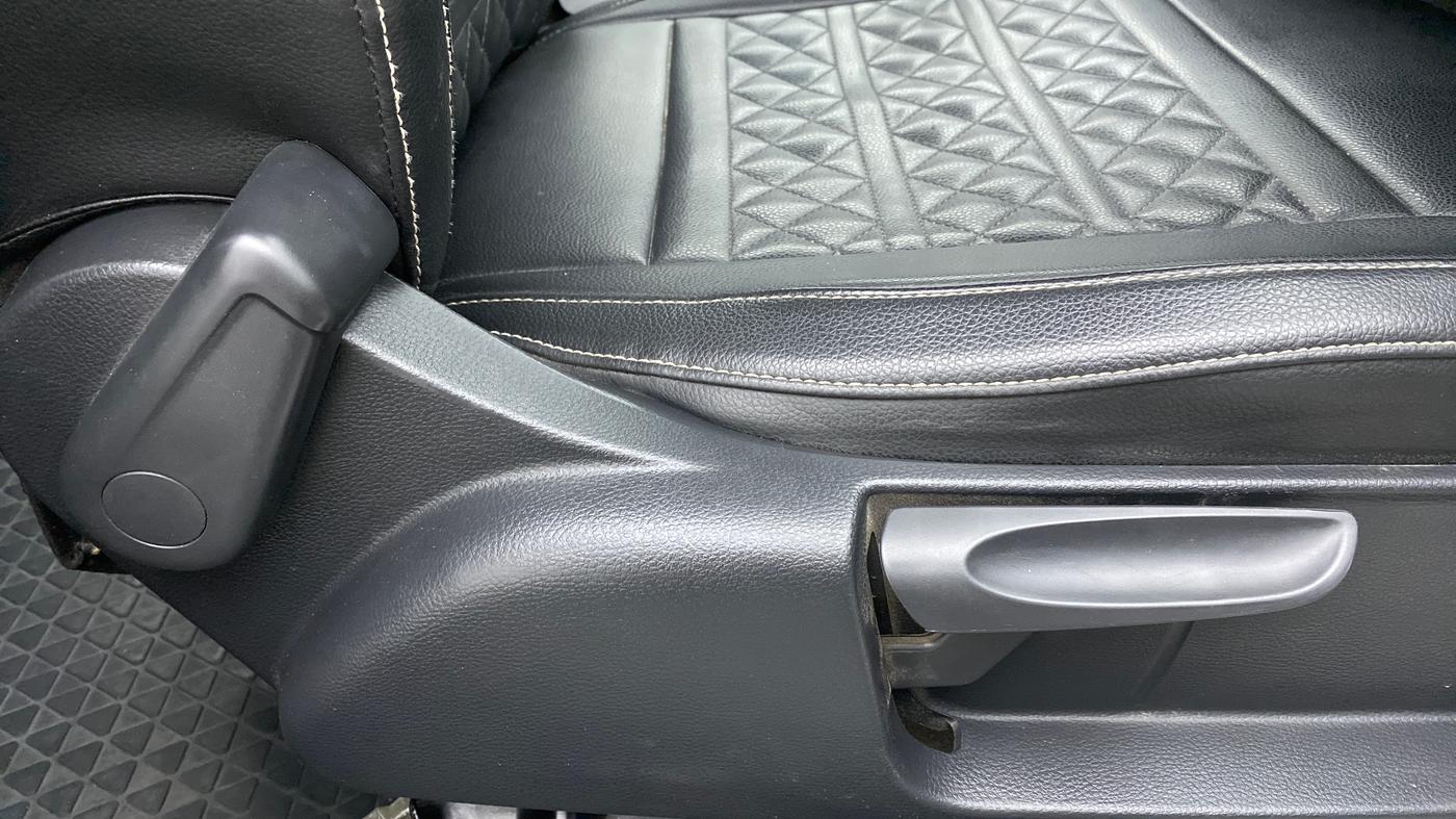 2017 Volkswagen Polo COMFORTLINE 1.2L, Petrol, Manual, 83,579 km, Driver Side Adjustment Panel