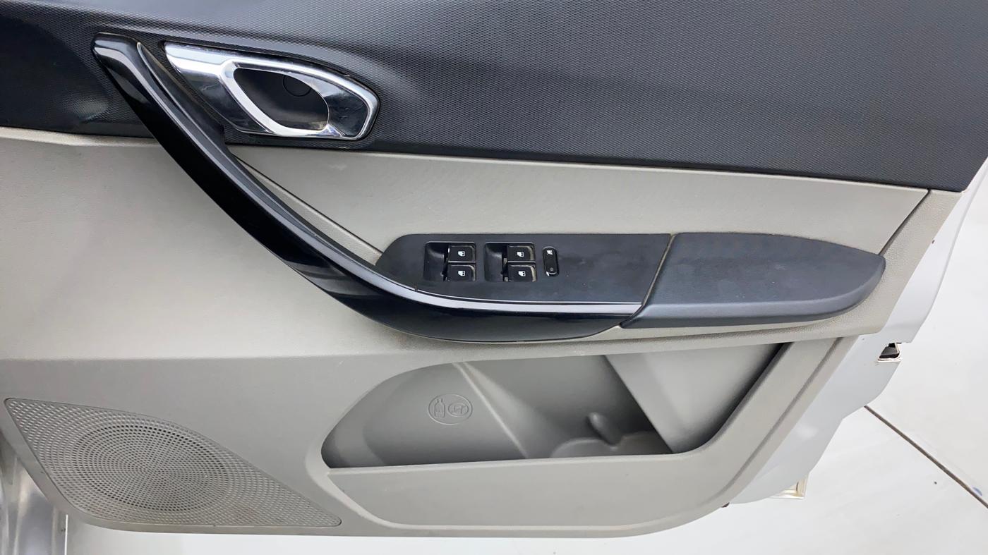 2016 Tata Tiago XZ PETROL, Petrol, Manual, 95,312 km, Driver Side Door Panels Control