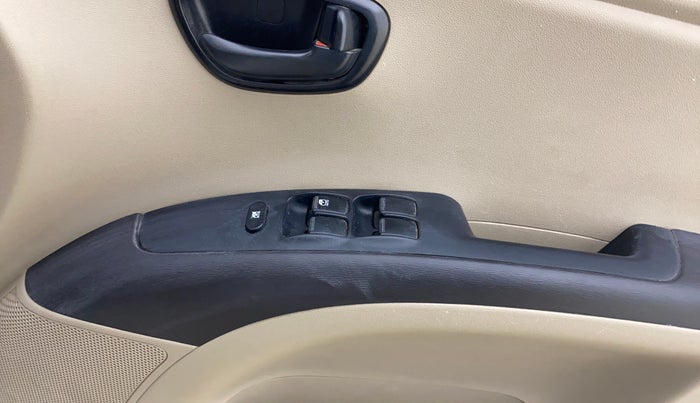 2015 Hyundai i10 MAGNA 1.1, Petrol, Manual, 32,420 km, Driver Side Door Panels Control