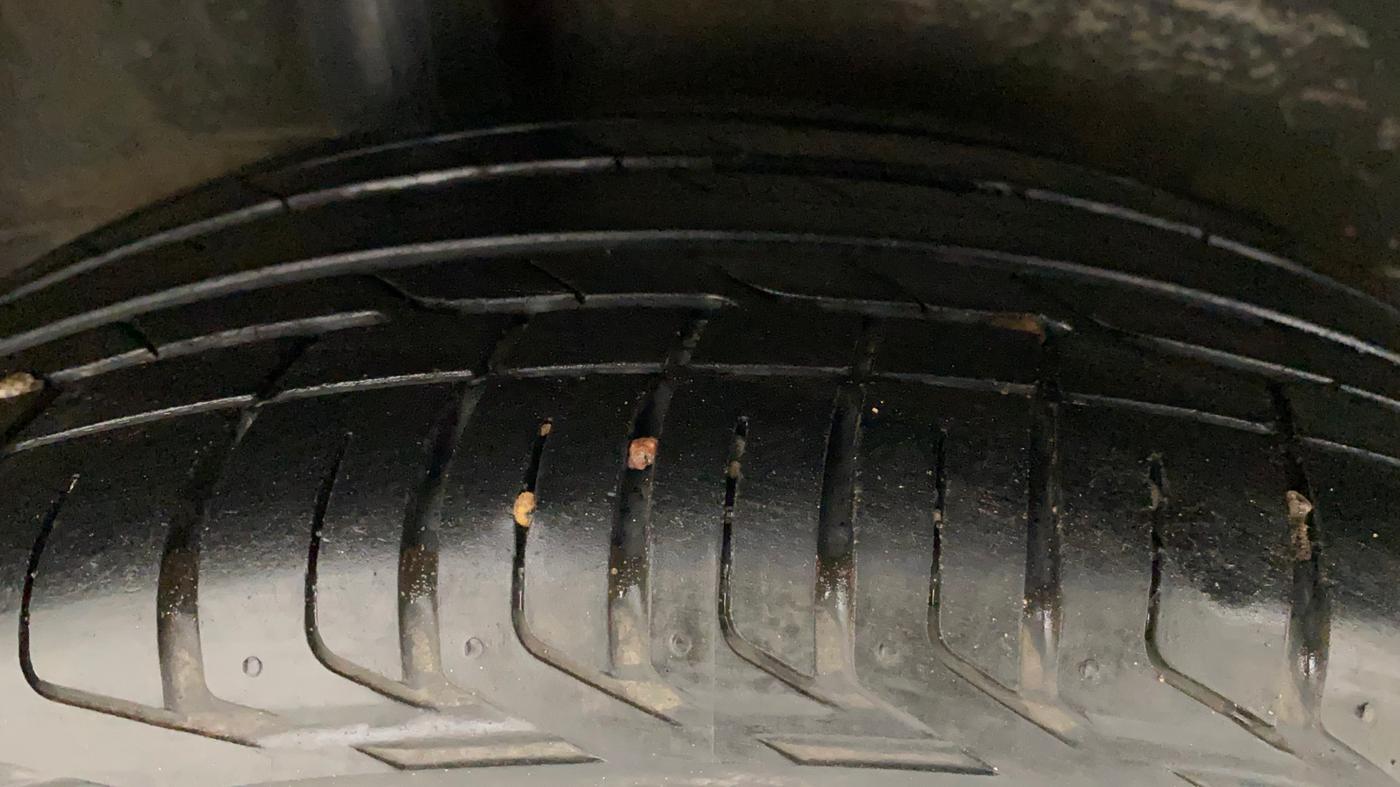 2017 Honda WR-V 1.2L I-VTEC VX MT, Petrol, Manual, 1,10,630 km, Right Rear Tyre Tread
