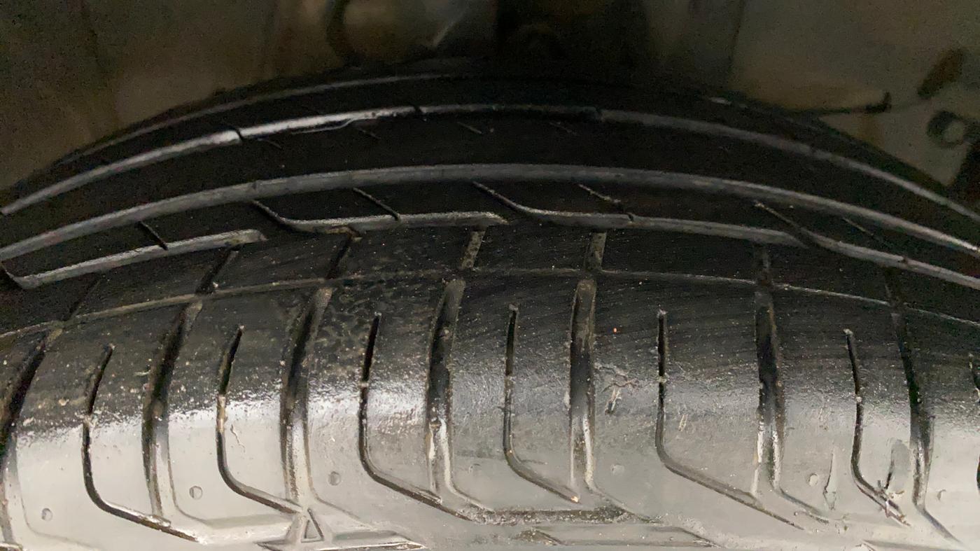 2017 Honda WR-V 1.2L I-VTEC VX MT, Petrol, Manual, 1,10,630 km, Right Front Tyre Tread
