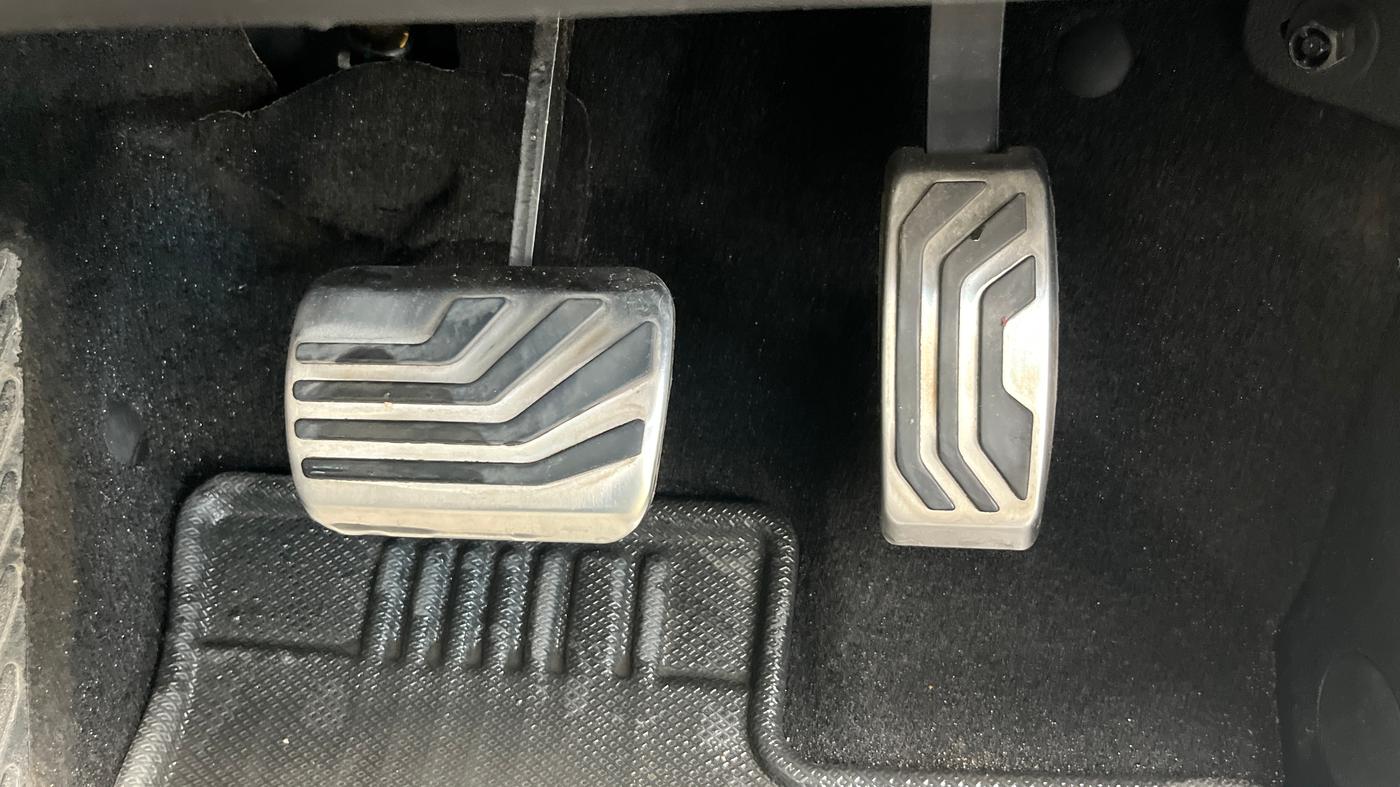 2023 Mahindra XUV700 AX 5 P AT 5 STR, Petrol, Automatic, 35,913 km, Pedals