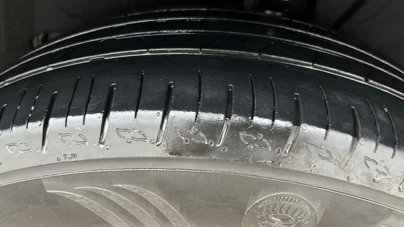 2023 Mahindra XUV700 AX 5 P AT 5 STR, Petrol, Automatic, 35,913 km, Left Rear Tyre Tread
