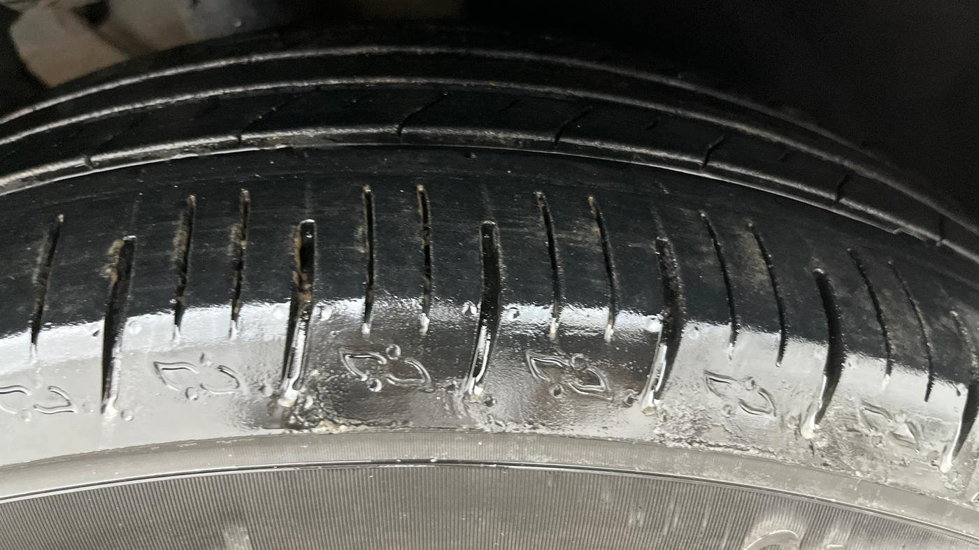 2023 Mahindra XUV700 AX 5 P AT 5 STR, Petrol, Automatic, 35,913 km, Right Front Tyre Tread