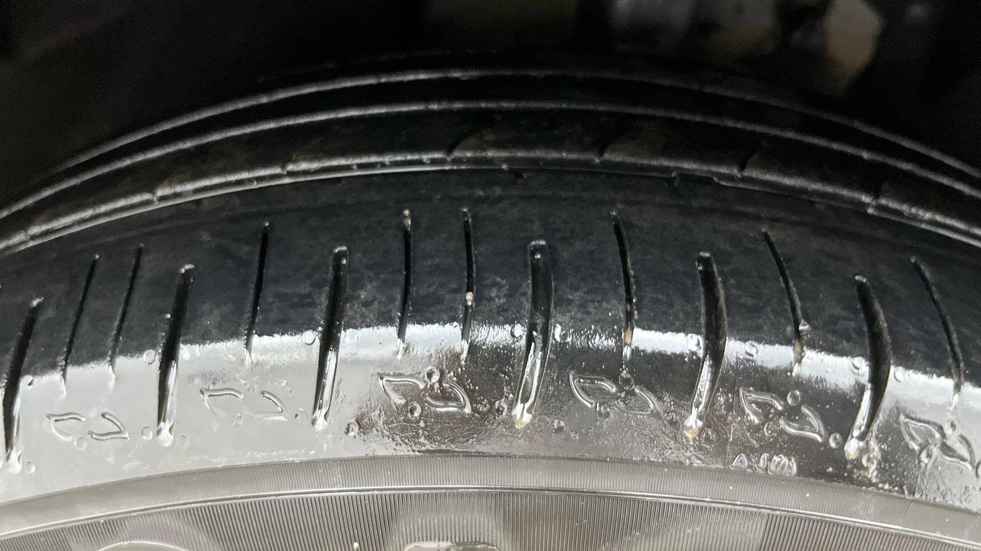 2023 Mahindra XUV700 AX 5 P AT 5 STR, Petrol, Automatic, 35,913 km, Left Front Tyre Tread