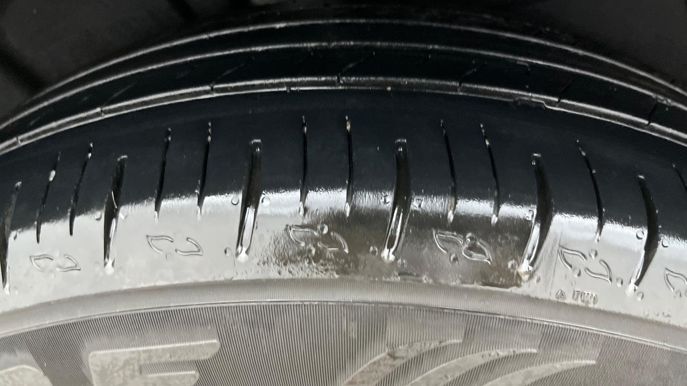 2023 Mahindra XUV700 AX 5 P AT 5 STR, Petrol, Automatic, 35,913 km, Right Rear Tyre Tread