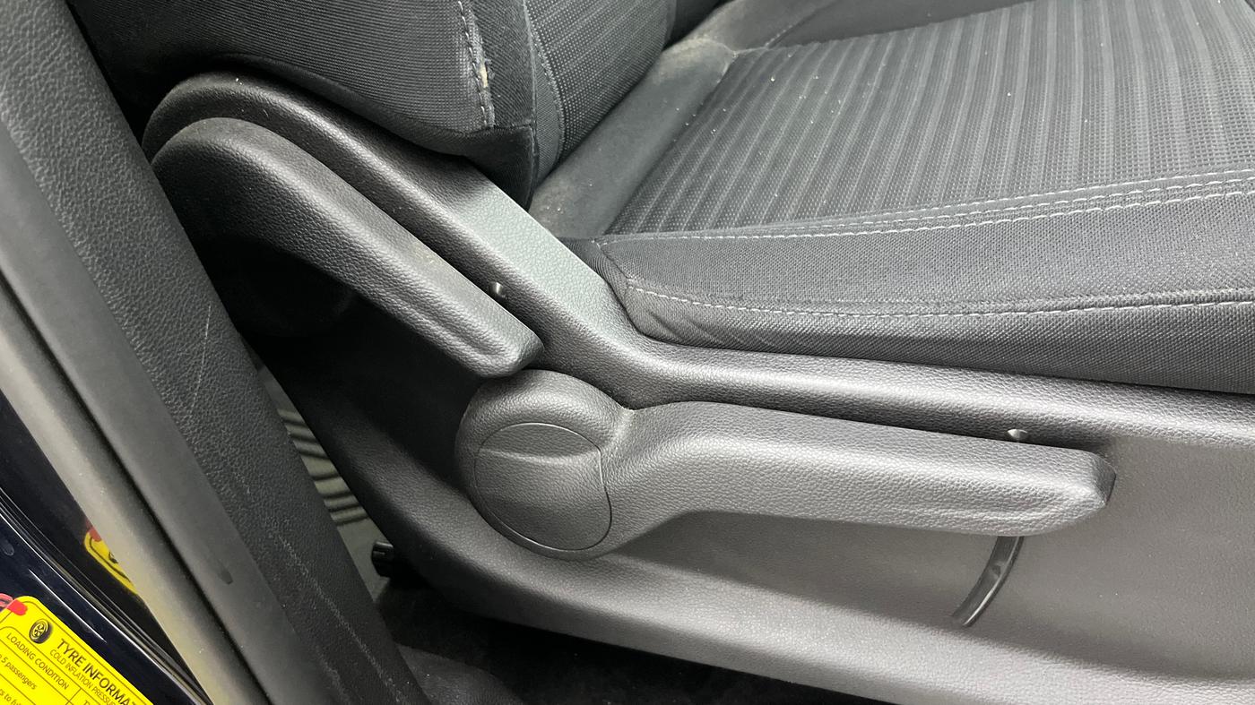 2023 Mahindra XUV700 AX 5 P AT 5 STR, Petrol, Automatic, 35,913 km, Driver Side Adjustment Panel