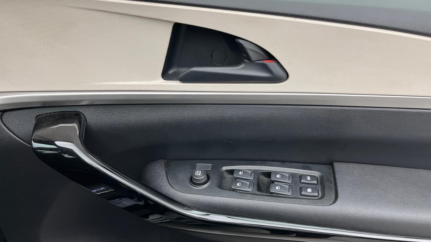 2023 Mahindra XUV700 AX 5 P AT 5 STR, Petrol, Automatic, 35,913 km, Driver Side Door Panels Control