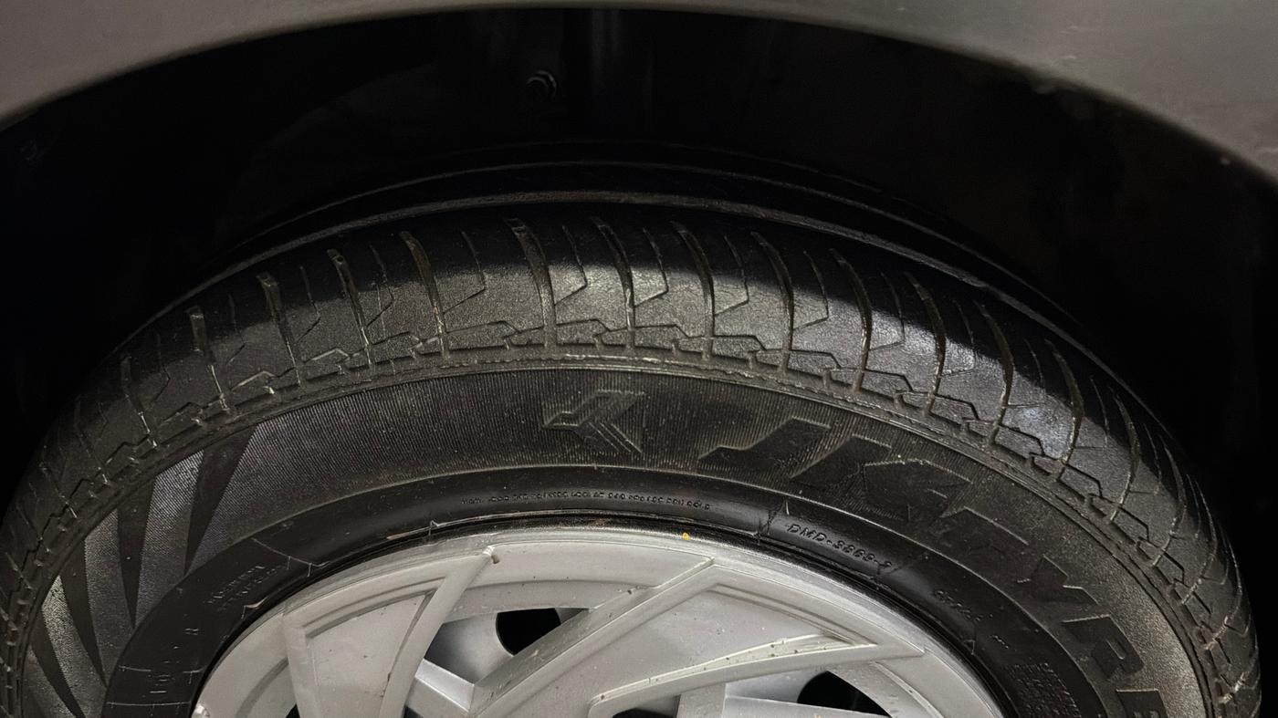 2022 Maruti Swift LXI, CNG, Manual, 58,079 km, Left Front Tyre Tread
