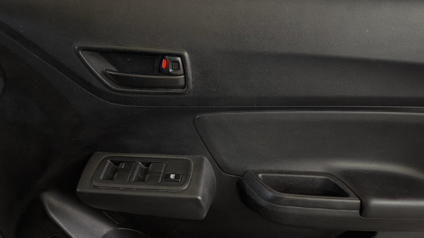 2022 Maruti Swift LXI, CNG, Manual, 58,079 km, Driver Side Door Panels Control