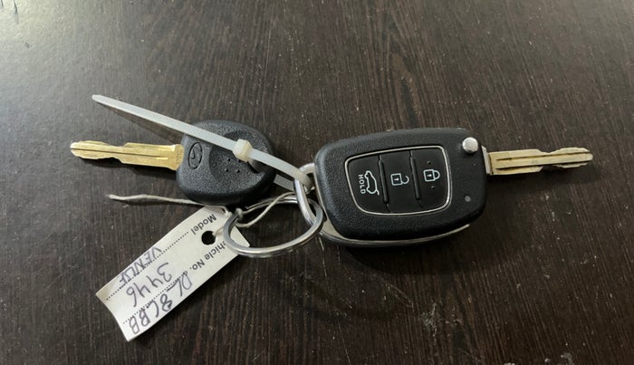 2021 Hyundai VENUE S 1.2, Petrol, Manual, 30,315 km, Key Close Up