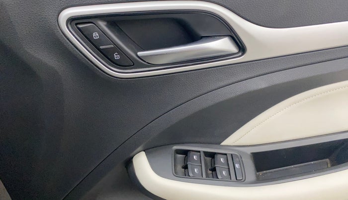 2022 MG ASTOR STYLE 1.5 MT, Petrol, Manual, 11,411 km, Driver Side Door Panels Control