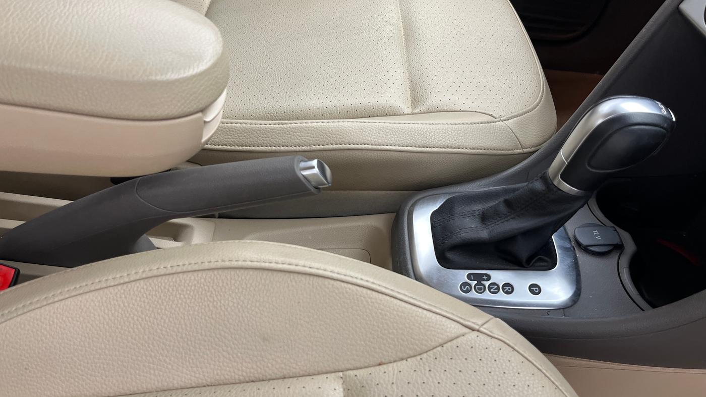 2018 Volkswagen Vento HIGHLINE PLUS 1.2 AT 16 ALLOY, Petrol, Automatic, 74,925 km, Gear Lever